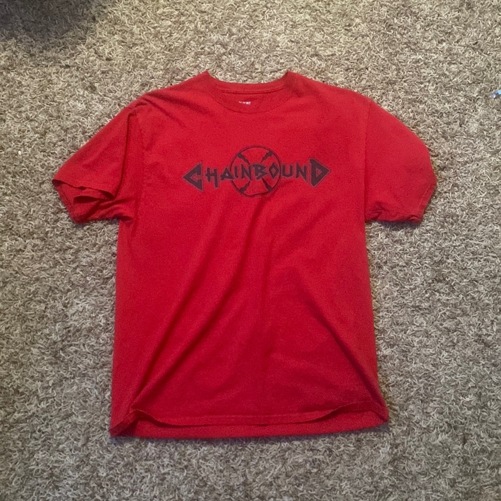 Large red chain-bound t shirt